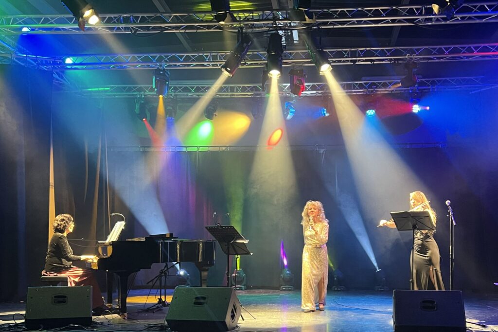 Image du concert Femmes, je vous chante : Nathalie Marcillac sur scène avec Catherine Brunet et Chloé Dunn