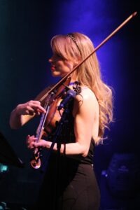 Portrait de la violoniste Chloé Dunn